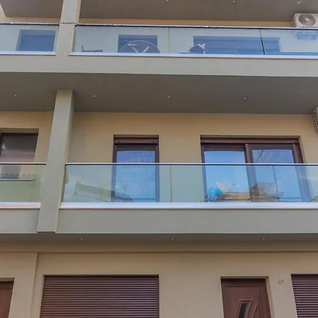 Comfy 2-room Sea View In Town. *